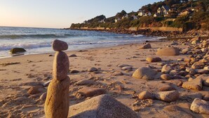 A beach with large rocks and a balanced stone structure. - Beautiful renovated house - 3 Bedrooms - Sea & Countryside (Maupertus-sur-Mer)