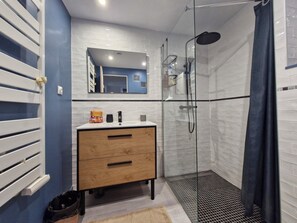 Shower, hair dryer, towels, soap - Beautiful renovated house - 3 Bedrooms - Sea & Countryside (Maupertus-sur-Mer)