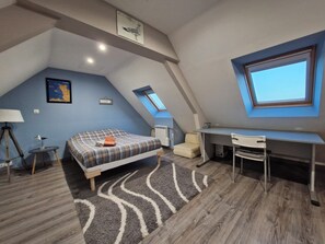 3 bedrooms, iron/ironing board, travel cot, free WiFi - Beautiful renovated house - 3 Bedrooms - Sea & Countryside (Maupertus-sur-Mer)