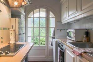 Fridge, microwave, oven, stovetop - Country House - Lakeview Terrasse Access to Pool (continvoir)