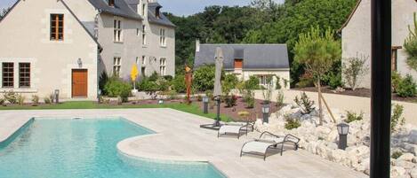 Una piscina al aire libre, una piscina climatizada