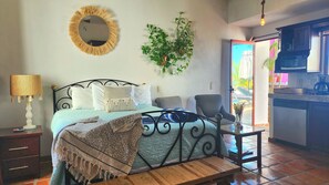 1 غرفة نوم وخزنة داخل الغرفة ومكتب ومكواة/لوح كي