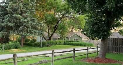 Lily's Cozy Cottage, a quiet corner to unwind, and 20 minutes to everything.
