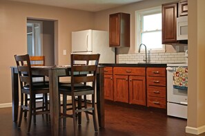 Jääkaappi, mikroaaltouuni, uuni, liesi