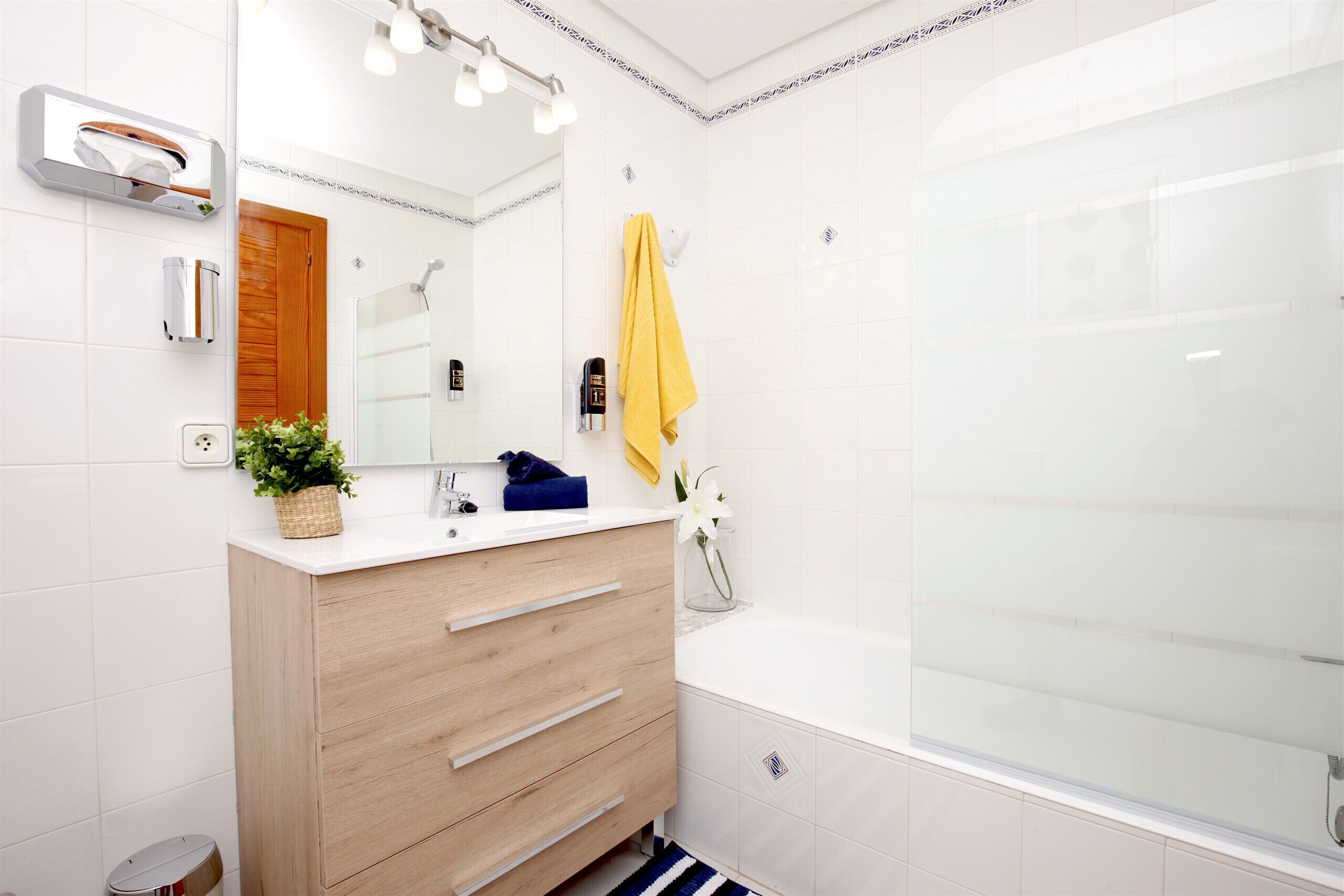 Een bad, milieuvriendelijke toiletartikelen, een haardroger, handdoeken