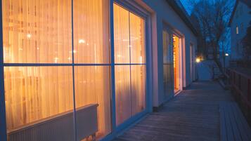 Fassade der Unterkunft – Abend/Nacht