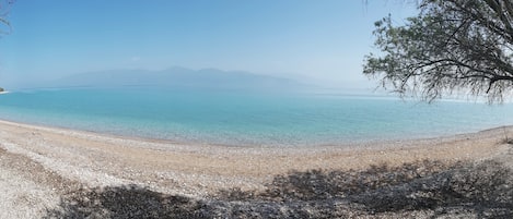 Sur la plage, chaise longue