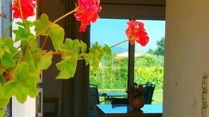 Una stanza con vista su un'area pranzo attraverso una porta aperta.
