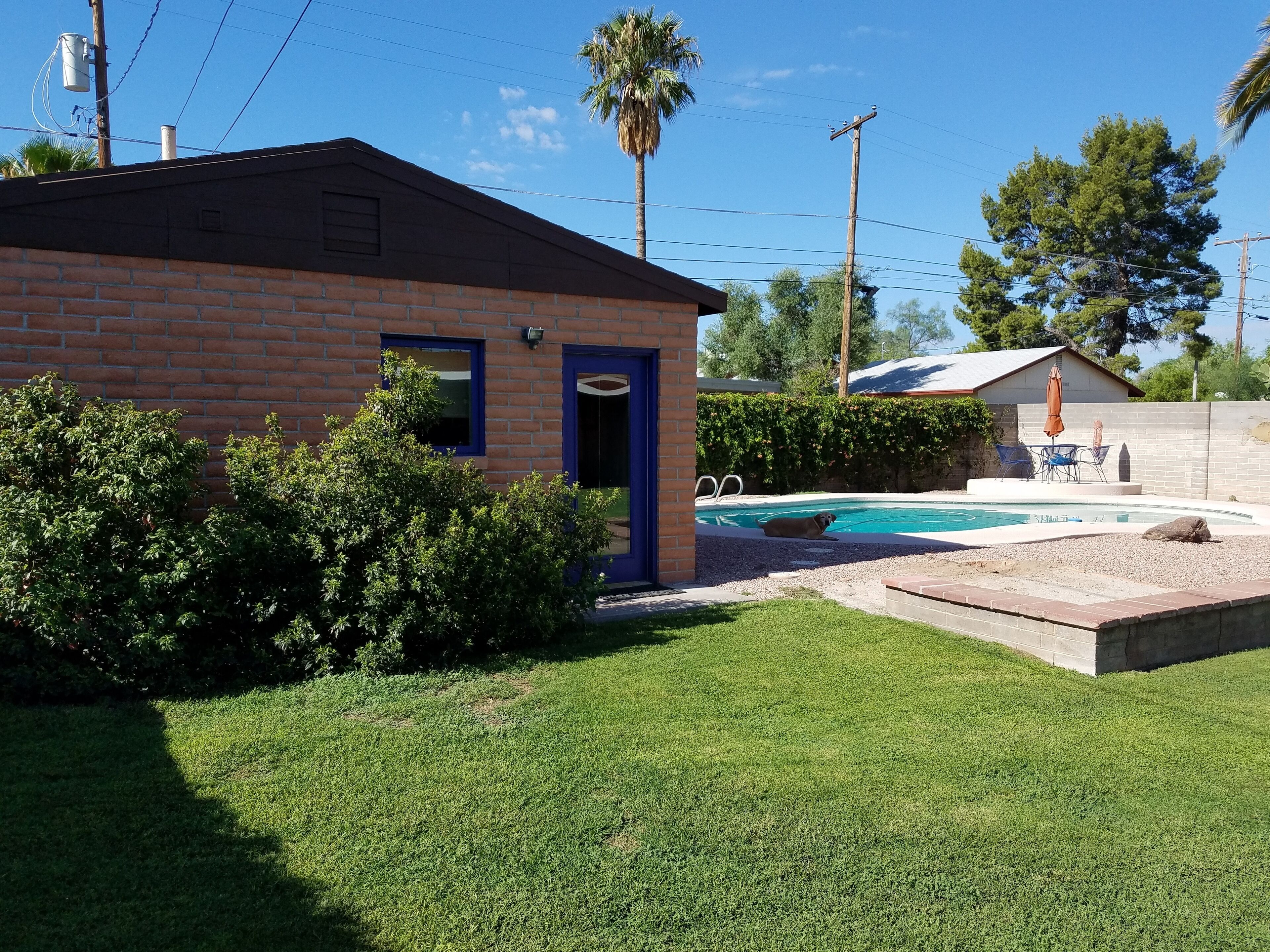 1 mile east of the University of Arizona . 1.25 miles from UMC .