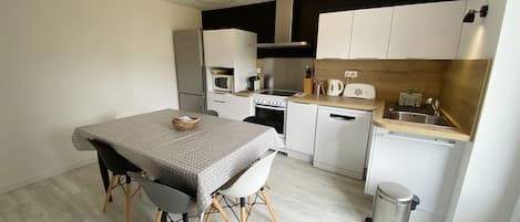 Kühlschrank, Mikrowelle, Ofen, Herdplatte