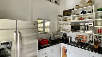 Réfrigérateur, micro-ondes, plaque de cuisson, cafetiÚre/bouilloire