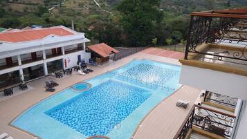 2 piscinas al aire libre, cabañas de piscina gratuitas, sombrillas