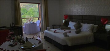 Minibar, caja de seguridad en la habitación y escritorio 