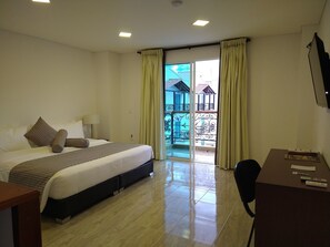 Phòng đôi Deluxe | Minibar, két bảo mật tại phòng, bàn, màn/rèm cản sáng 