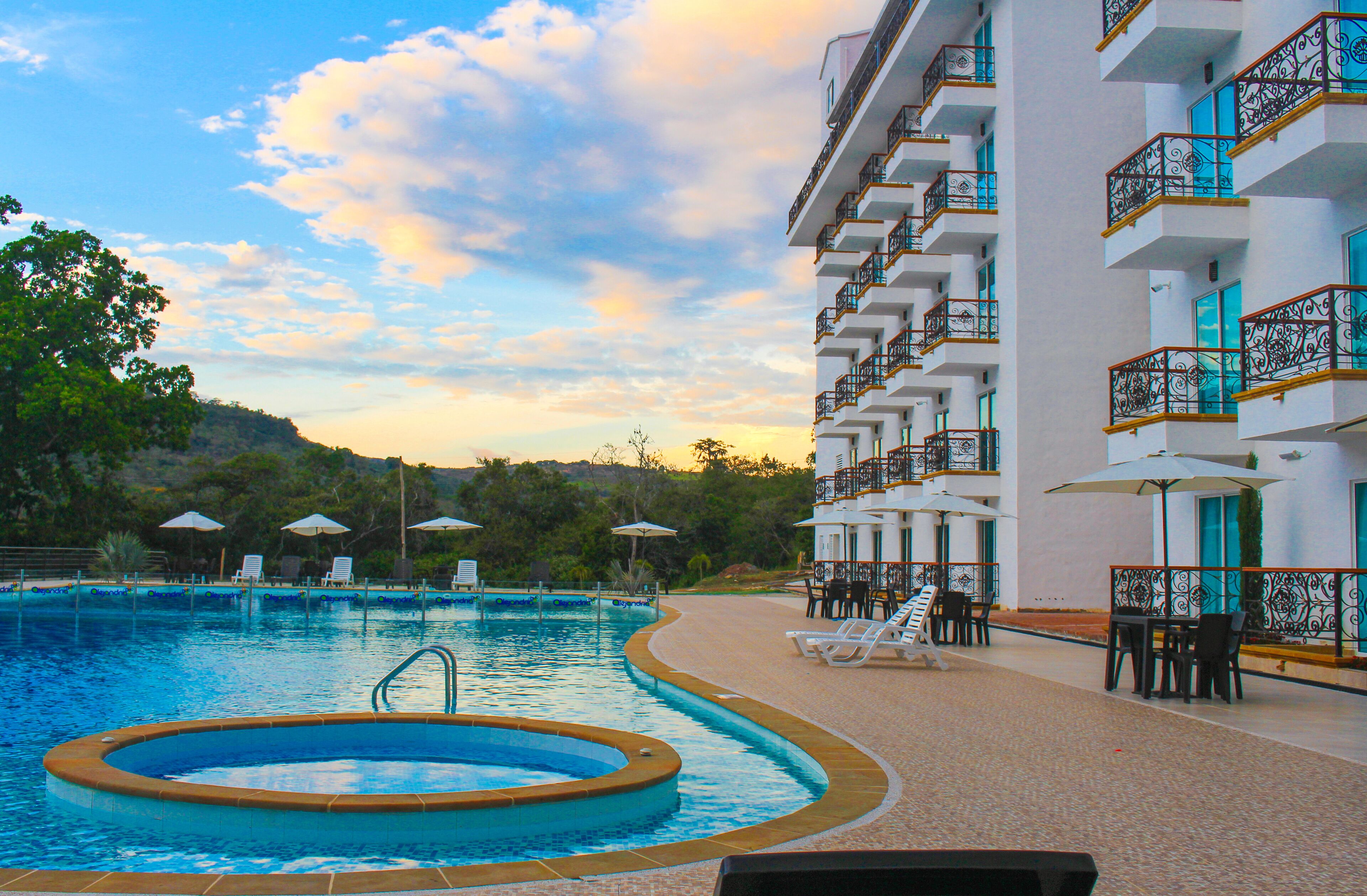 2 ulkouima-allasta avoinna 9.00–21.30, ilmaisia cabañoita