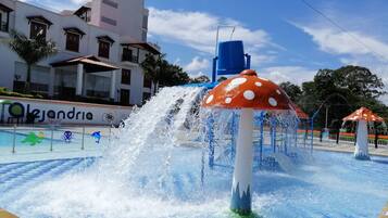 2 piscines extérieures, cabanons gratuits, parasols de plage