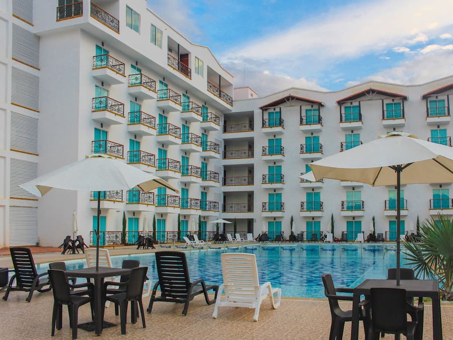 2 piscinas al aire libre, camas de piscina gratis, sombrillas