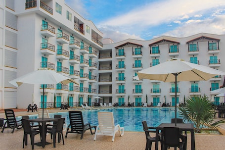 2 piscinas al aire libre, camas de piscina gratis, sombrillas