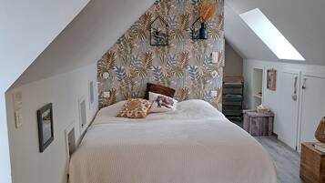 Una scrivania, ferro/asse da stiro, culla da viaggio, Wi-Fi gratuito