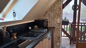 Una cocina moderna con tragaluz, armarios de madera y estufa integrada.
