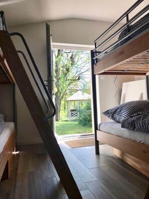 4 bedrooms, iron/ironing board, WiFi, bed sheets