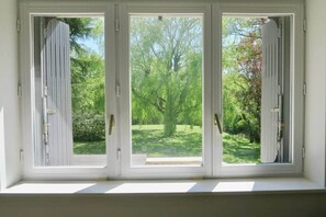 Interior - Country House- Hot Tub Garden Access to Pool (continvoir)