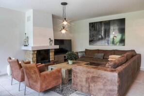 TV, fireplace