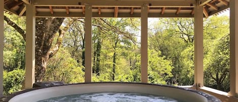 Banyera d'hidromassatge a l'aire lliure