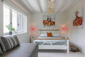 4 bedrooms, iron/ironing board, WiFi, bed sheets