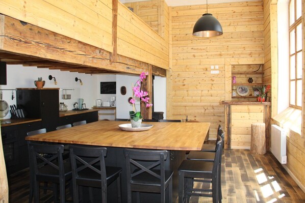 Dining - GR10 Pyrenees MELLES (MELLES)