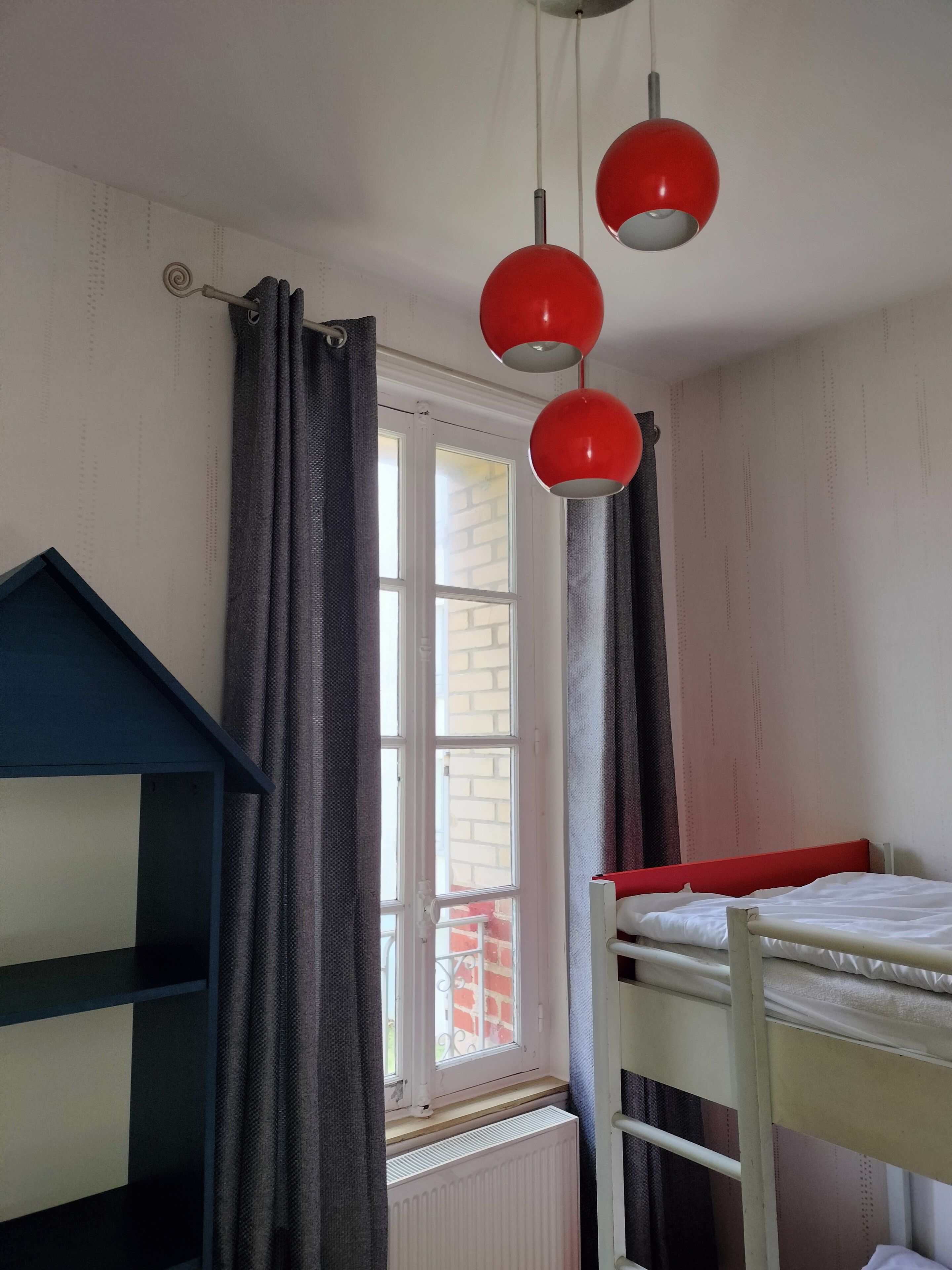 chambre avec un lit superposé 