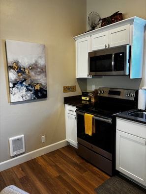 Fridge, microwave, oven, stovetop - Modern Downtown CDA “Base Camp” Studio - perfect for your CDA Adventure Retreat (Coeur d'Alene)