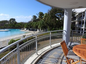 Outdoor dining - Charming apartment, quiet at the luxury residence "La plantation Saint-Marthe" (saint-francois)