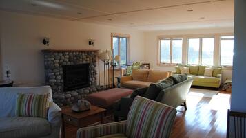 電視、壁爐、DVD 播放機、書籍