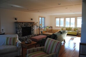 TV, fireplace, DVD player, books