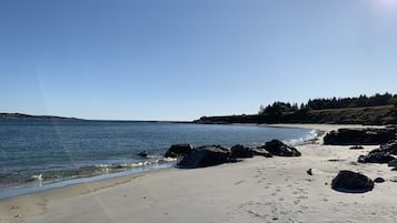 Plage à proximité, chaises longues