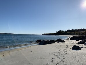 Ubicación cercana a la playa y tumbonas