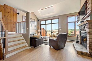 Smart TV, fireplace, stereo