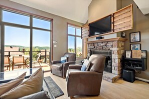 Smart TV, fireplace, stereo