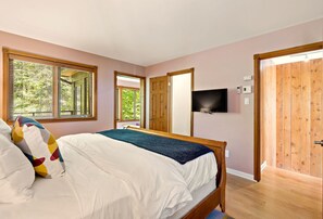6 bedrooms, desk, iron/ironing board, travel crib
