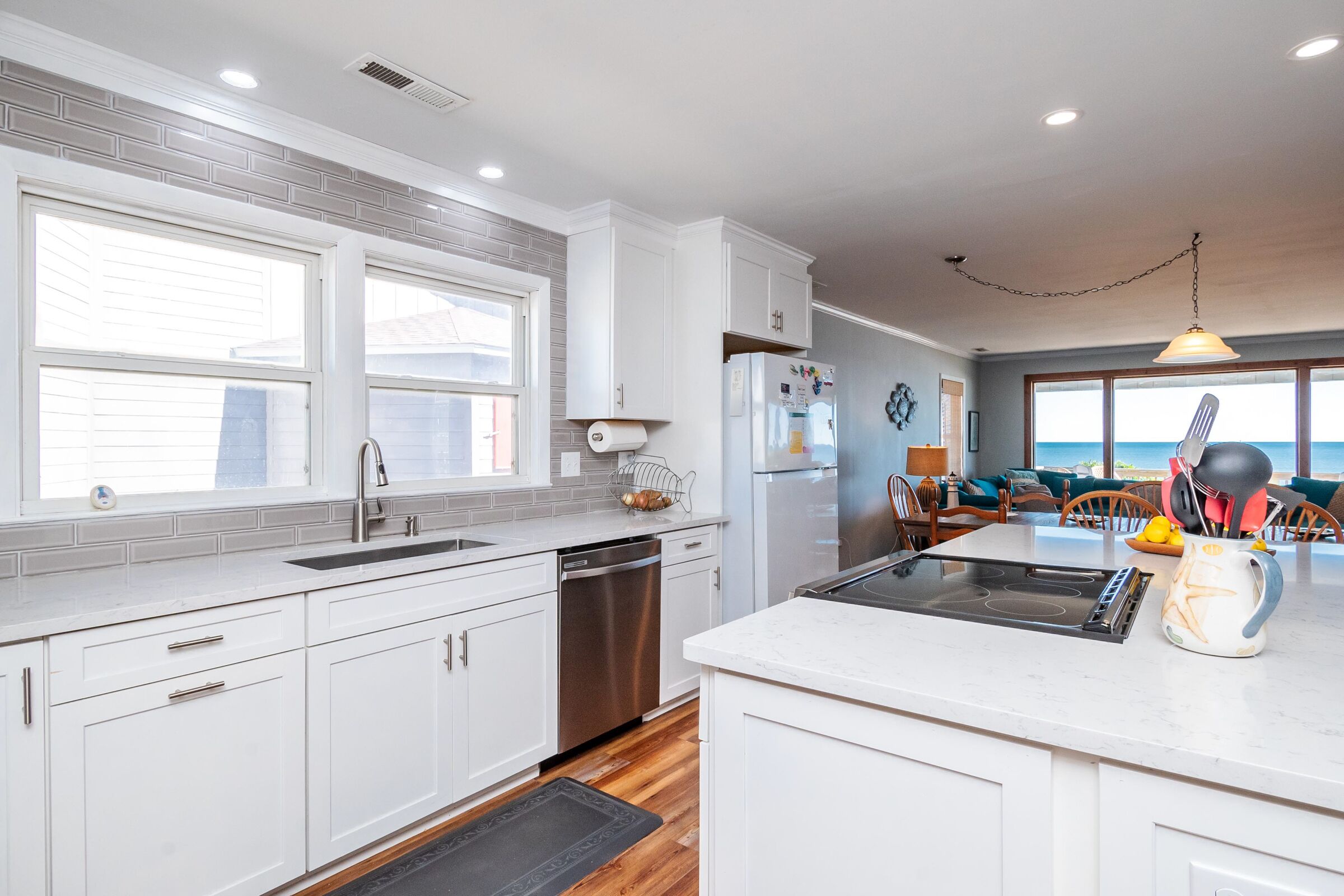 Oppvaskmaskin, kaffetrakter/tekoker, kjøkkenutstyr og ismaskin