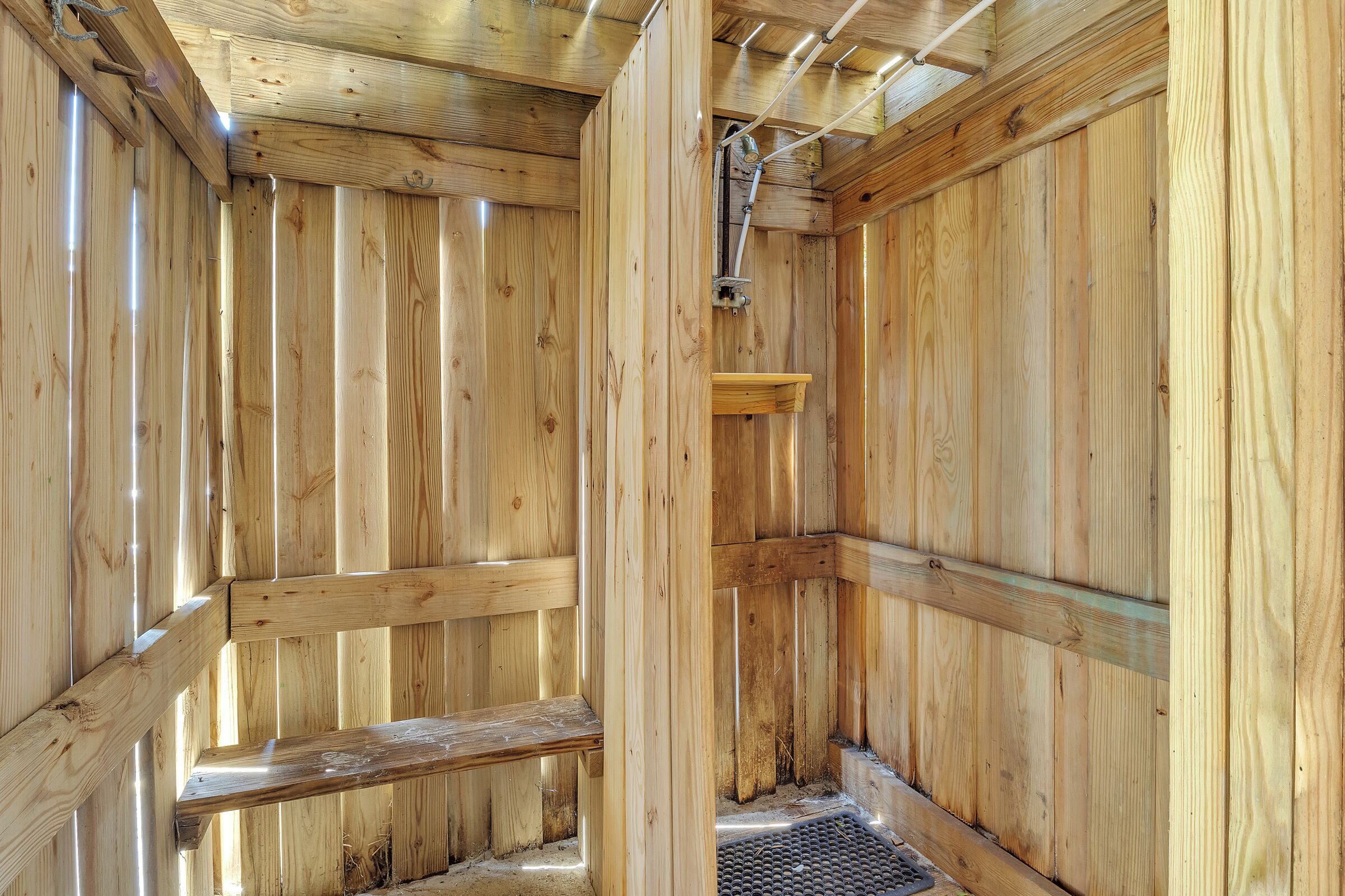 Puisesta laudelauta ja hylly varustettu sauna.
