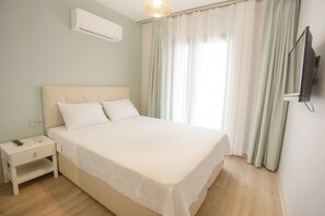 Habitación estándar doble, vistas parciales al mar | 1 dormitorio, minibar, cortinas opacas y wifi gratis