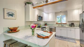 Fridge, microwave, stovetop, dishwasher