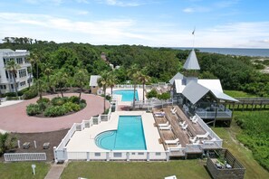 Een verwarmd zwembad