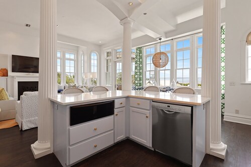 Spectacular Ocean Views! Immaculate Family Oceanfront Home, Pool, Rooftop Deck! Emmeline Cottage