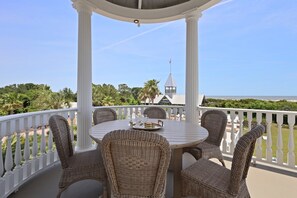 Outdoor dining - Spectacular Ocean Views! Immaculate Family Oceanfront Home, Pool, Rooftop Deck! Emmeline Cottage (Saint Simons Island)