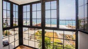 Ein großes Fenster mit Blick auf einen Yachthafen und Boote.
