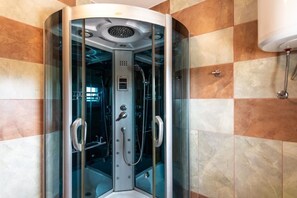 Douche, séchoir à cheveux, serviettes fournies
