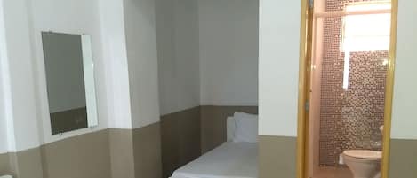 Escritorio, cortinas blackout, wifi gratis y ropa de cama